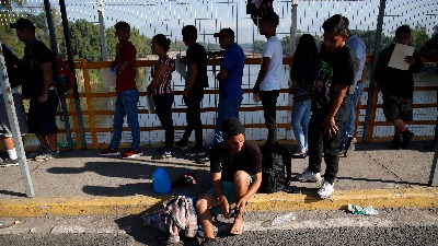 Horgoš: Migranti probili ogradu, policija pucala Horgoš: Migranti probili ogradu, policija pucala